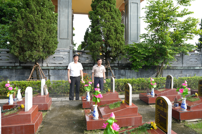 Đồng chí Đỗ Toàn Thắng- Phó Chủ tịch UBND xã Hạ Bằng: Kiểm tra công tác chỉnh trang Nghĩa trang liệt sĩ, Nhà bia tưởng niệm các anh hùng liệt sĩ- Ảnh 1.