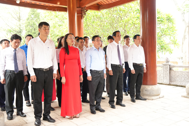 Đoàn đại biểu xã Hạ Bằng dâng hương tưởng niệm Chủ tịch Hồ Chí Minh và các anh hùng liệt sĩ- Ảnh 2.