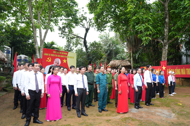Đoàn đại biểu xã Hạ Bằng dâng hương tưởng niệm Chủ tịch Hồ Chí Minh và các anh hùng liệt sĩ- Ảnh 4.