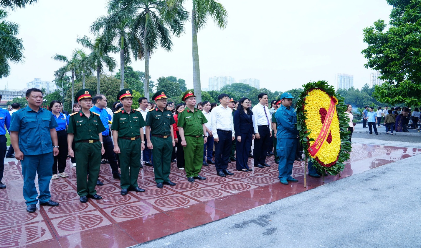 Phát huy truyền thống đạo lý "Uống nước nhớ nguồn", phường Yên Hòa tổ chức dâng hương nhân kỷ niệm 78 năm Ngày Thương binh - Liệt sĩ (27/7/1947-27/7/2025)- Ảnh 1.