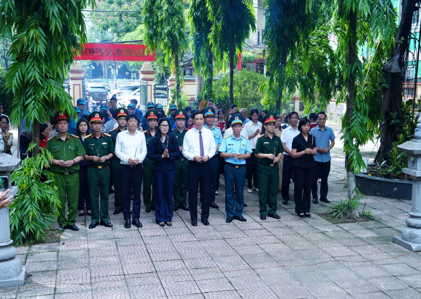 Phát huy truyền thống đạo lý "Uống nước nhớ nguồn", phường Yên Hòa tổ chức dâng hương nhân kỷ niệm 78 năm Ngày Thương binh - Liệt sĩ (27/7/1947-27/7/2025)- Ảnh 4.