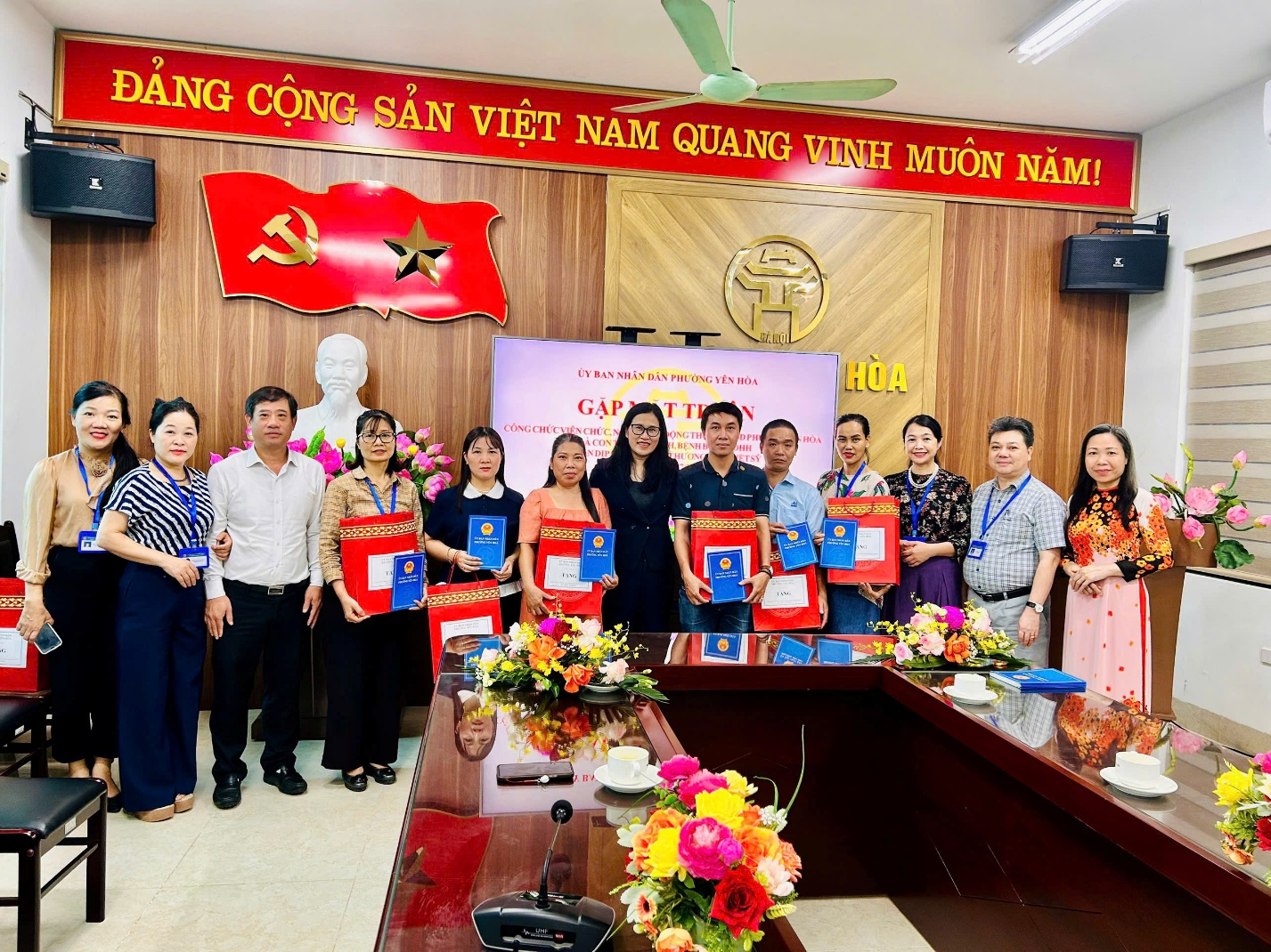 Phát huy truyền thống đạo lý "Uống nước nhớ nguồn", phường Yên Hòa tổ chức dâng hương nhân kỷ niệm 78 năm Ngày Thương binh - Liệt sĩ (27/7/1947-27/7/2025)- Ảnh 5.
