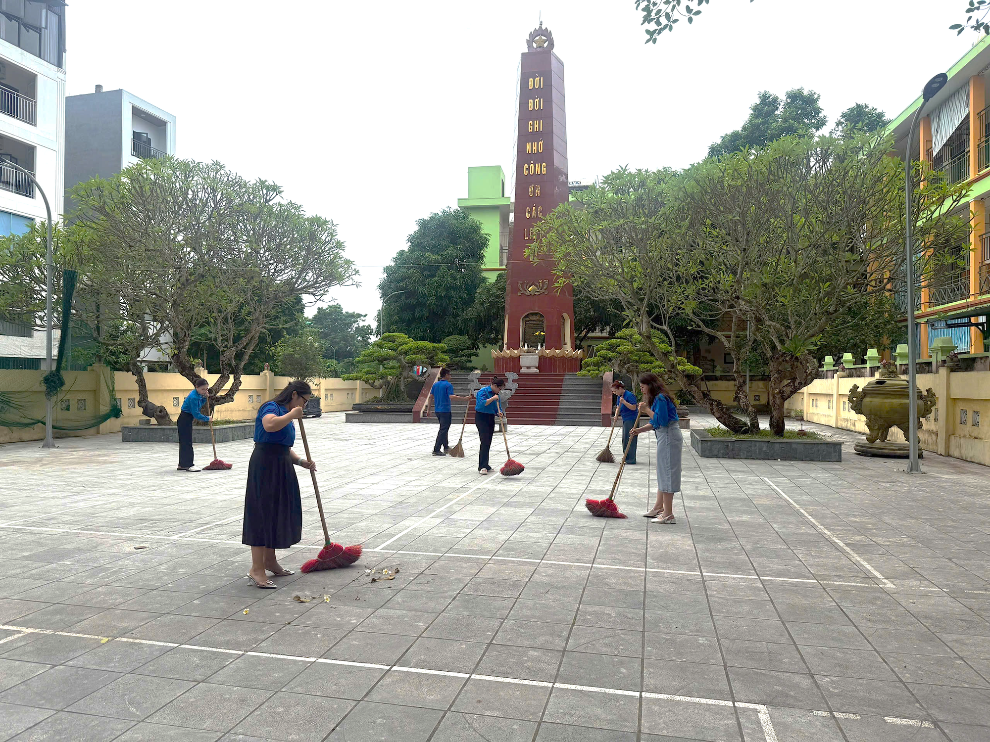 Chi đoàn trường Tiểu học Văn Tiến Dũng tích cực hưởng ứng chương trình "Ngày cuối tuần xanh - ngày vì cộng đồng"- Ảnh 2.