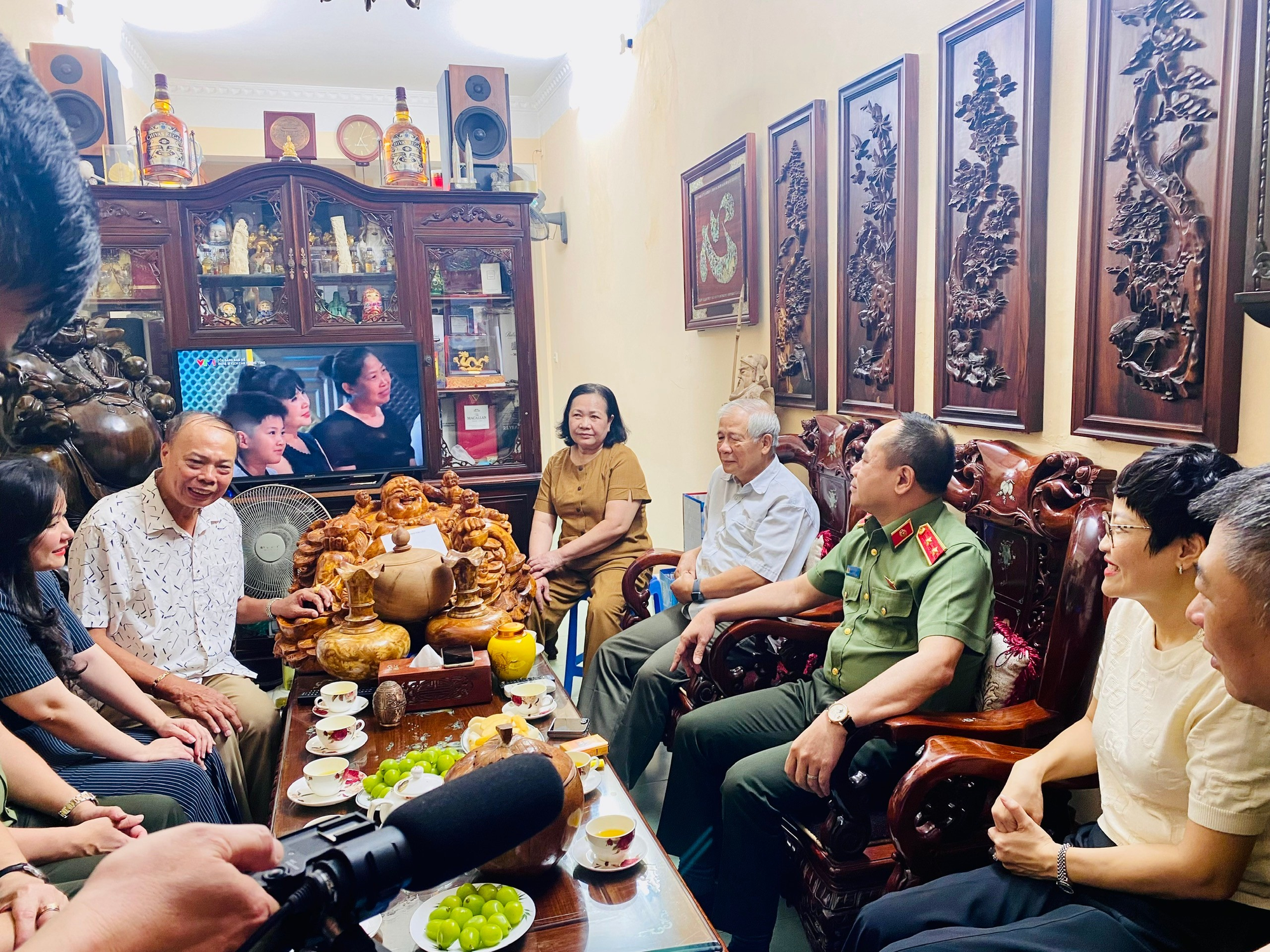 LÃNH ĐẠO CÔNG AN THÀNH PHỐ HÀ NỘI VÀ LÃNH ĐẠO PHƯỜNG KIM LIÊN THĂM HỎI THƯƠNG BINH NGUYỄN NGỌC NĂM NHÂN KỶ NIỆM 78 NĂM NGÀY THƯƠNG BINH – LIỆT SĨ- Ảnh 1.