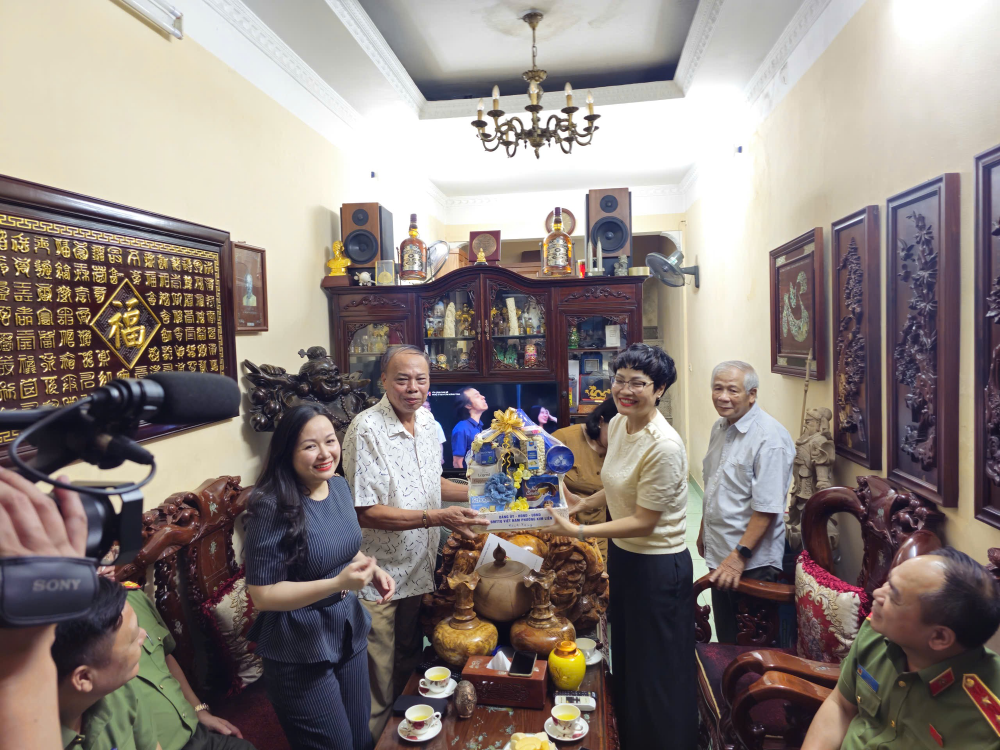 LÃNH ĐẠO CÔNG AN THÀNH PHỐ HÀ NỘI VÀ LÃNH ĐẠO PHƯỜNG KIM LIÊN THĂM HỎI THƯƠNG BINH NGUYỄN NGỌC NĂM NHÂN KỶ NIỆM 78 NĂM NGÀY THƯƠNG BINH – LIỆT SĨ- Ảnh 3.