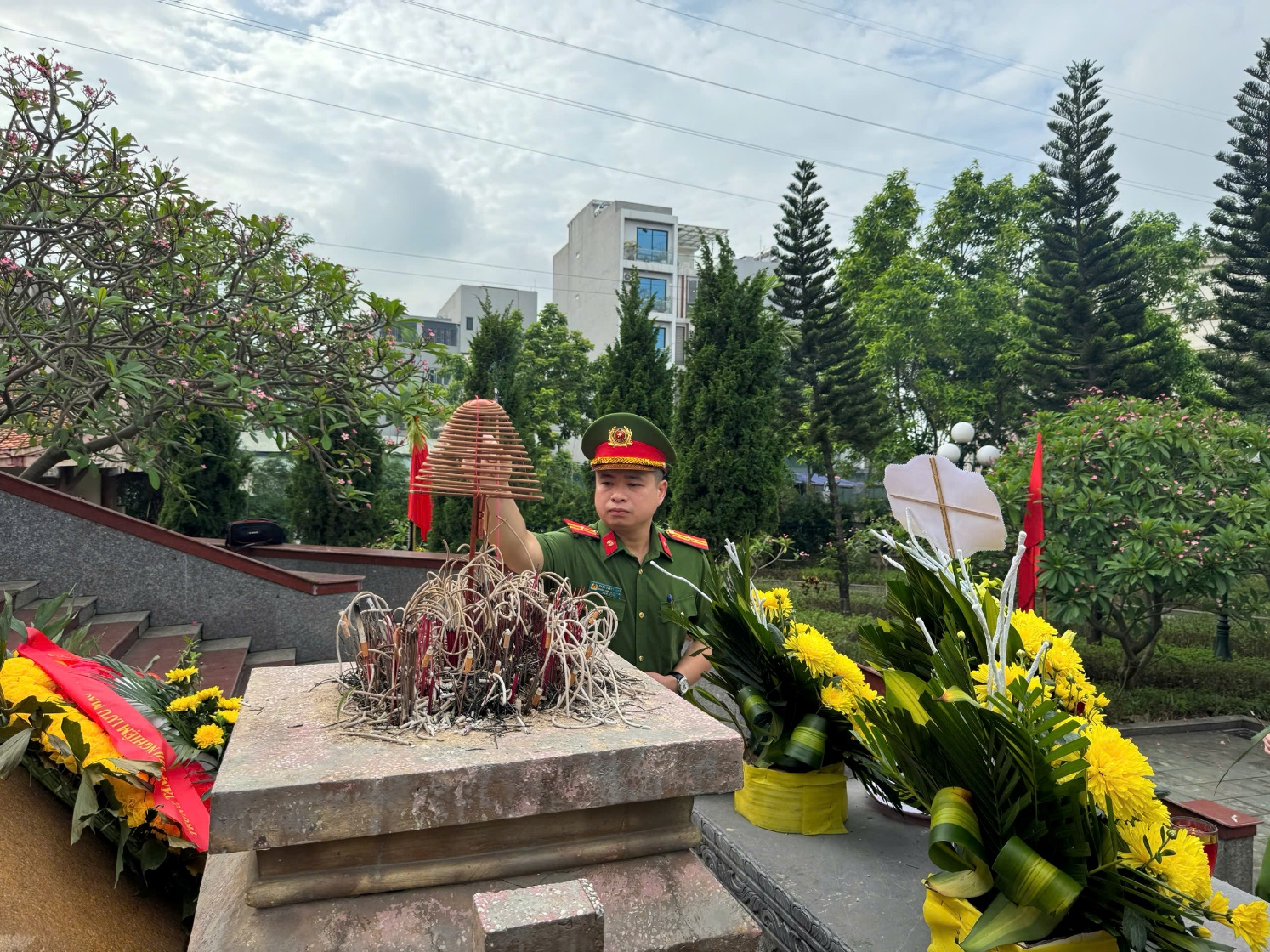Công an xã Hoài Đức tổ chức các hoạt động kỷ niệm 78 năm ngày Thương binh-Liệt sỹ (27/7/1947-27/7/2025).- Ảnh 1.