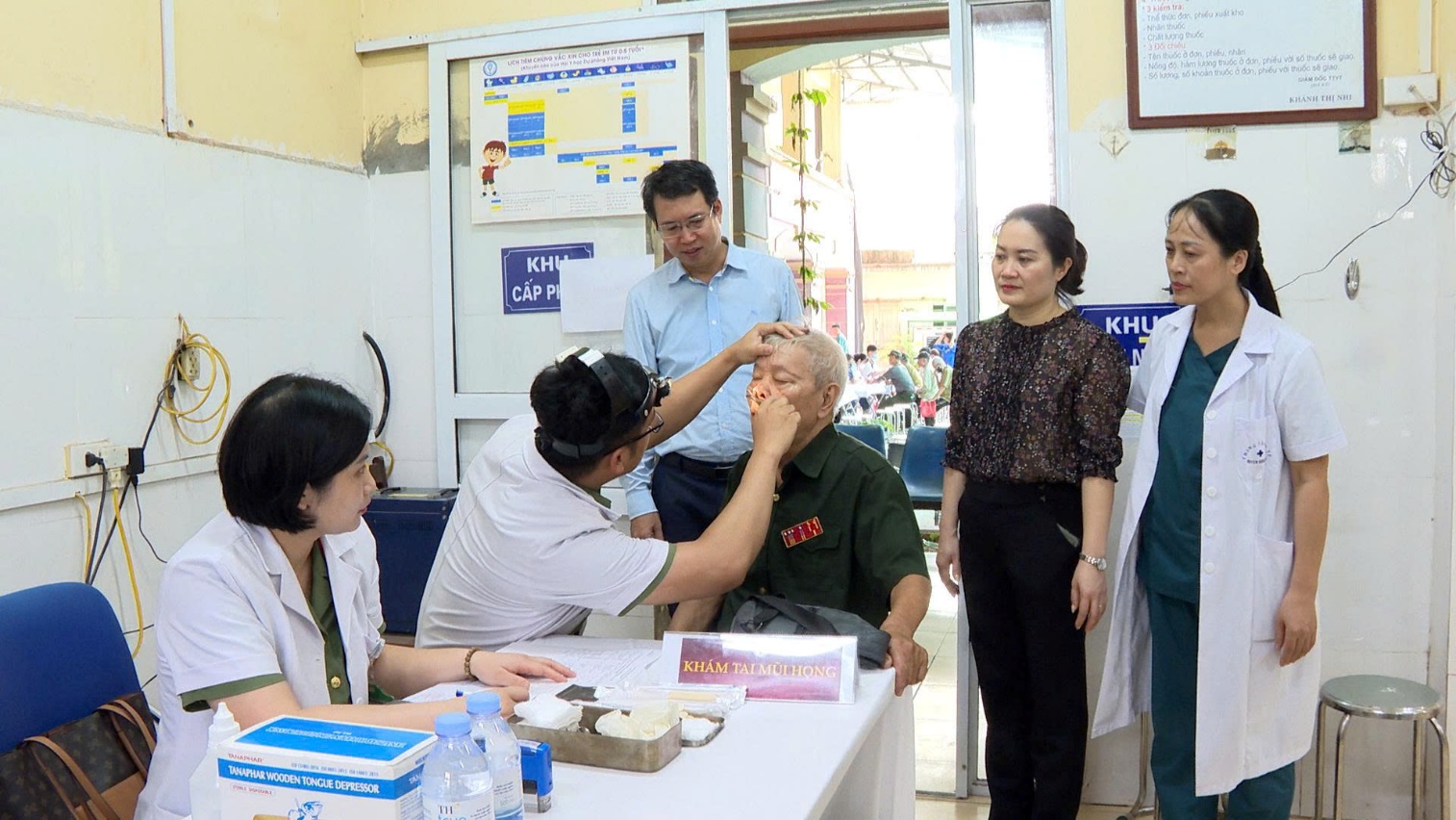 UBND xã Hoài Đức tổ chức khám sức khoẻ và cấp thuốc miễn phí cho đối tượng chính sách- Ảnh 1.
