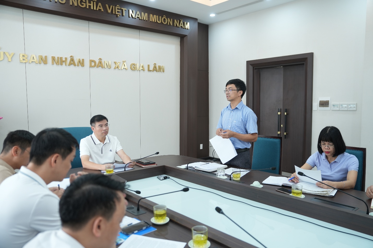 Đồng chí Chủ tịch UBND xã làm việc với Phòng Kinh tế xã về nhiệm vụ trọng tâm 6 tháng cuối năm 2025- Ảnh 1.
