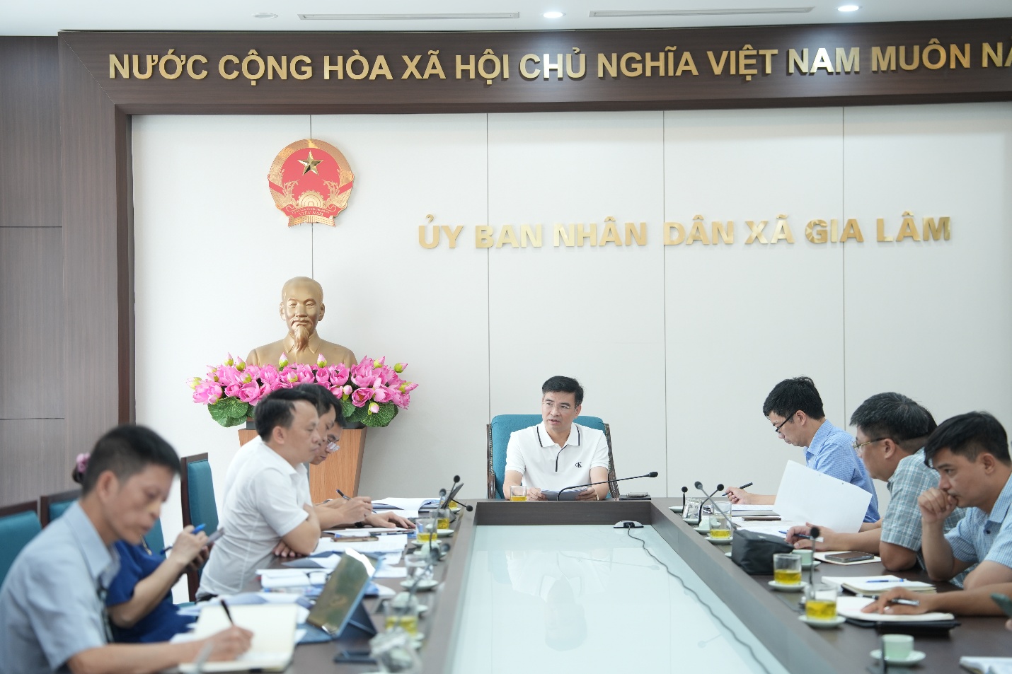 Đồng chí Chủ tịch UBND xã làm việc với Phòng Kinh tế xã về nhiệm vụ trọng tâm 6 tháng cuối năm 2025- Ảnh 2.