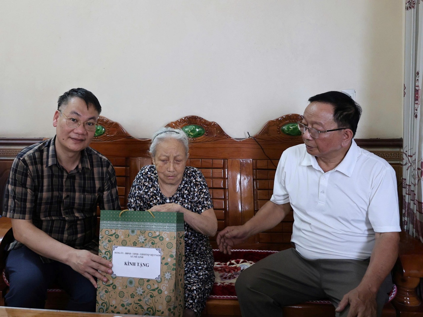 Lãnh đạo xã Mê Linh thăm, tặng quà người có công nhân kỷ niệm 78 năm Ngày Thương binh - Liệt sĩ- Ảnh 2.