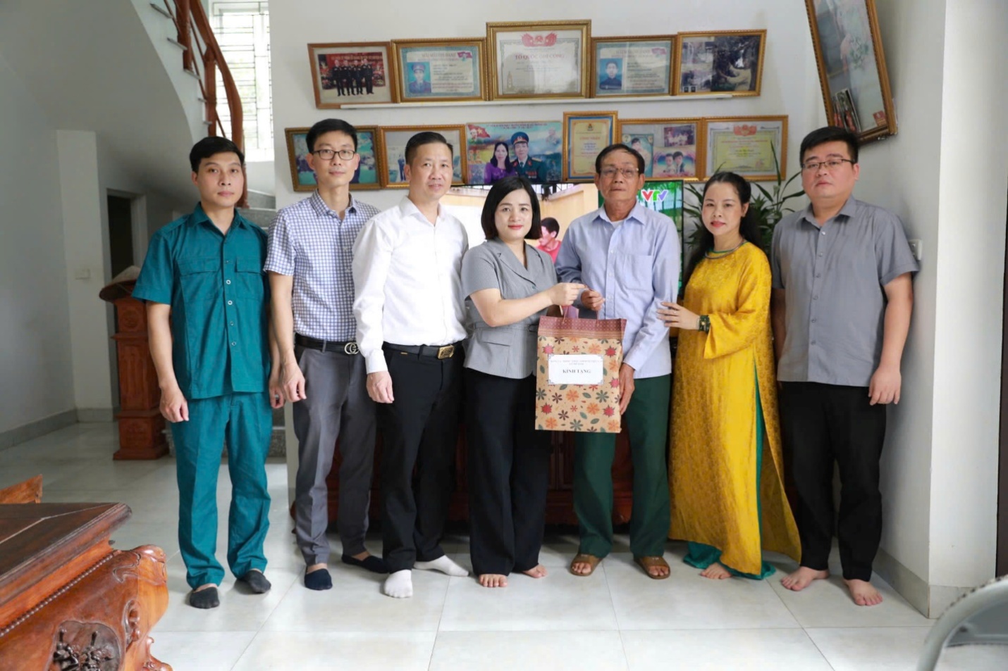 Lãnh đạo xã Mê Linh thăm, tặng quà người có công nhân kỷ niệm 78 năm Ngày Thương binh - Liệt sĩ- Ảnh 3.