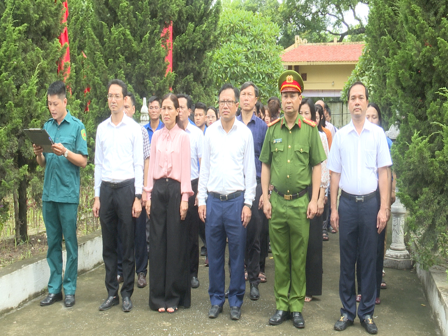 Đảng ủy, HĐND, UBND, UBMTTQ xã Sơn Đồng tổ chức lễ dâng hoa, viếng đài tưởng niệm nhân kỷ niệm 78 năm ngày Thương binh Liệt sỹ- Ảnh 1.