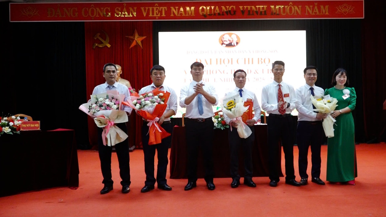 C:\Users\User\Desktop\HONG SON\T7\CT28.7\HN DH CB UBND\z6842985749574_acf2b1a73f51f3eca9904bf97568b5dc.jpg