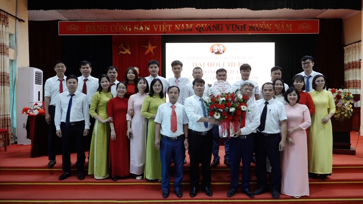 C:\Users\User\Desktop\HONG SON\T7\CT28.7\HN DH CB UBND\z6842937536287_94f683179f45df82d4de0d3e8dc6e6c8.jpg