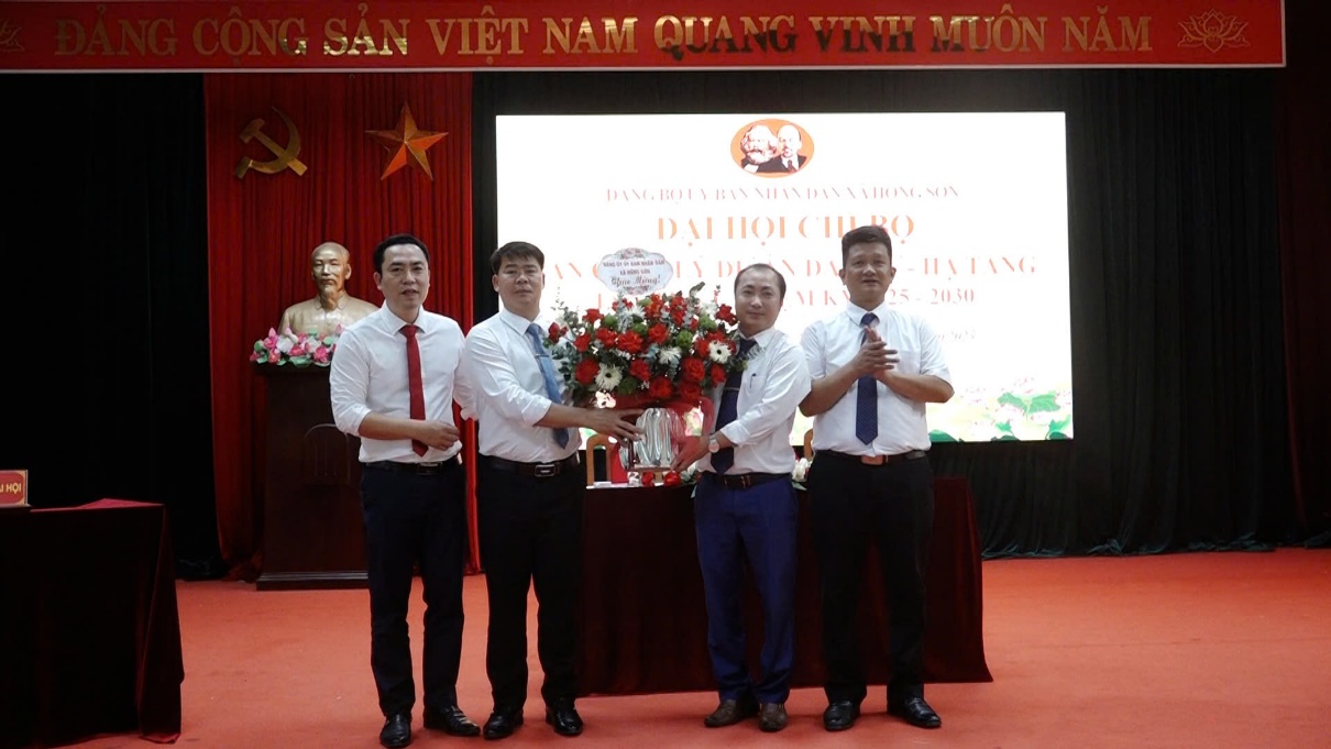 C:\Users\User\Desktop\HONG SON\T7\CT28.7\HN DH CB UBND\z6842988493151_544d220bf361f227737ac164e20f8aa6.jpg