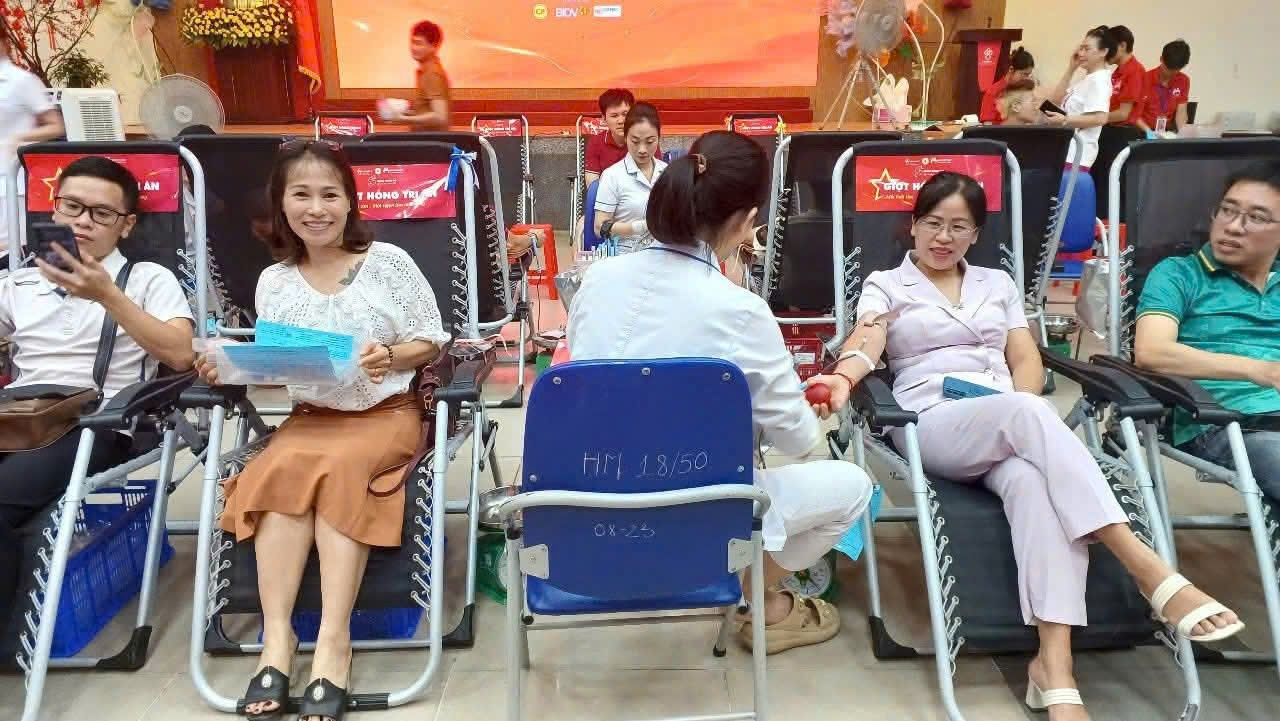 NGÀY HỘI HIẾN MÁU – GIỌT HỒNG TRI ÂN: MỘT TRÁI TIM, MỘT NGỌN LỬA ANH HÙNG- Ảnh 2.