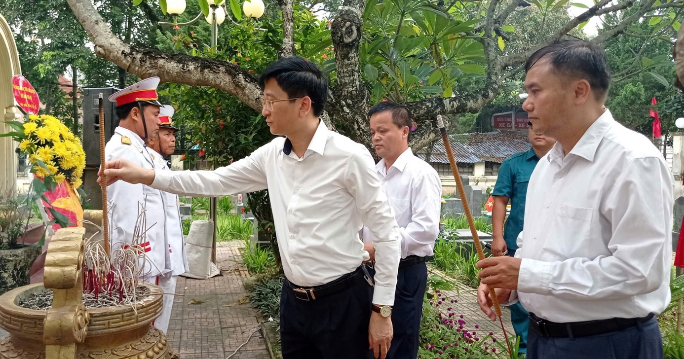 Xã Xuân Mai tổ chức Lễ dâng hương tưởng niệm các anh hùng liệt sĩ nhân dịp kỷ niệm 78 năm ngày Thương binh – Liệt sĩ- Ảnh 9.
