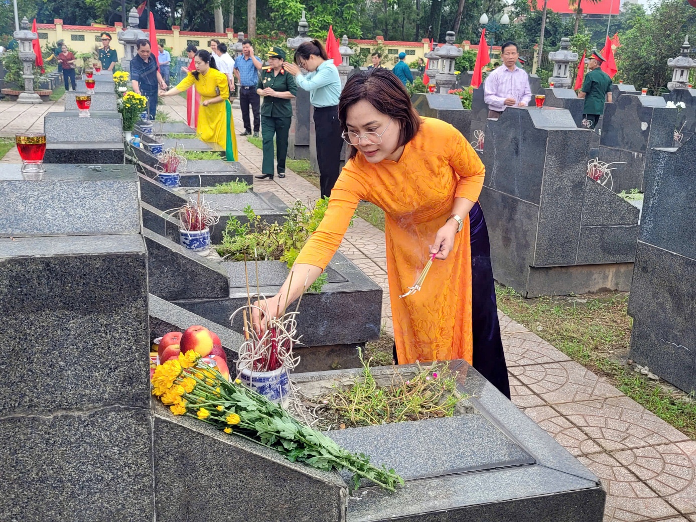 Xã Xuân Mai tổ chức Lễ dâng hương tưởng niệm các anh hùng liệt sĩ nhân dịp kỷ niệm 78 năm ngày Thương binh – Liệt sĩ- Ảnh 21.