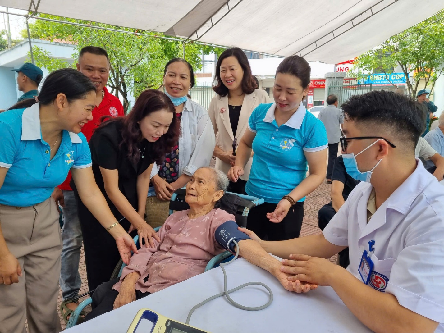 Trạm Y tế xã phối hợp với Bệnh viện Tim Hà Nội khám bệnh, tư vấn sức khỏe cho người có công với cách mạng trên địa bàn xã- Ảnh 1.