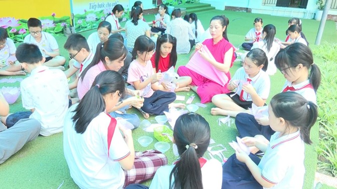 Trường Tiểu học Lại Yên hoàn thành 1.000 Đèn hoa đăng tri ân các anh hùng Liệt sĩ- Ảnh 2.