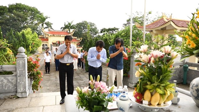 Đảng ủy, HĐND, UBND, UBMTTQ xã Sơn Đồng tổ chức lễ dâng hoa, viếng đài tưởng niệm nhân kỷ niệm 78 năm ngày Thương binh Liệt sỹ- Ảnh 16.