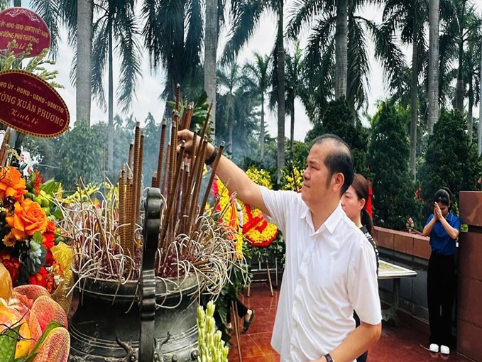 Đảng ủy, HĐND, UBND, UBMTTQ xã Sơn Đồng tổ chức lễ dâng hoa, viếng đài tưởng niệm nhân kỷ niệm 78 năm ngày Thương binh Liệt sỹ- Ảnh 18.
