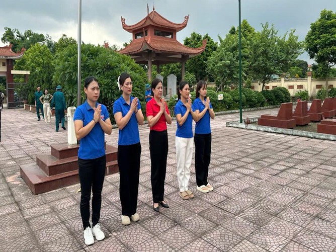Đảng ủy, HĐND, UBND, UBMTTQ xã Sơn Đồng tổ chức lễ dâng hoa, viếng đài tưởng niệm nhân kỷ niệm 78 năm ngày Thương binh Liệt sỹ- Ảnh 22.