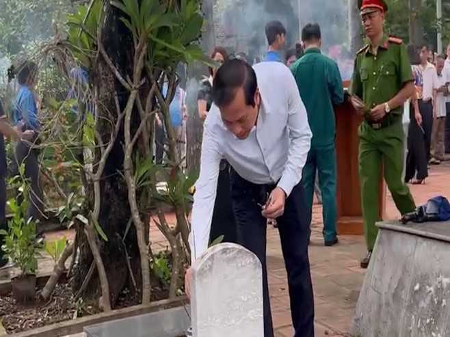Đảng ủy, HĐND, UBND, UBMTTQ xã Sơn Đồng tổ chức lễ dâng hoa, viếng đài tưởng niệm nhân kỷ niệm 78 năm ngày Thương binh Liệt sỹ- Ảnh 23.