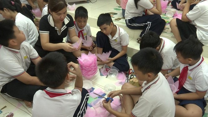 Trường Tiểu học Lại Yên hoàn thành 1.000 Đèn hoa đăng tri ân các anh hùng Liệt sĩ- Ảnh 1.