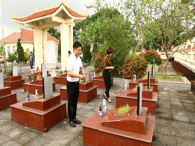 Đảng ủy, HĐND, UBND, UBMTTQ xã Sơn Đồng tổ chức lễ dâng hoa, viếng đài tưởng niệm nhân kỷ niệm 78 năm ngày Thương binh Liệt sỹ- Ảnh 26.