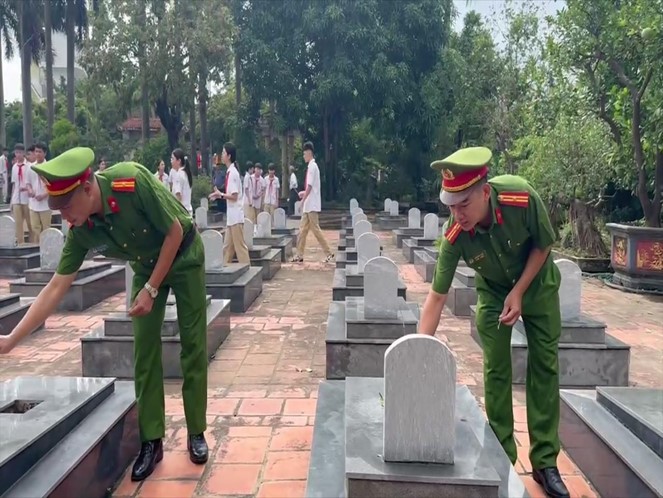 Đảng ủy, HĐND, UBND, UBMTTQ xã Sơn Đồng tổ chức lễ dâng hoa, viếng đài tưởng niệm nhân kỷ niệm 78 năm ngày Thương binh Liệt sỹ- Ảnh 27.