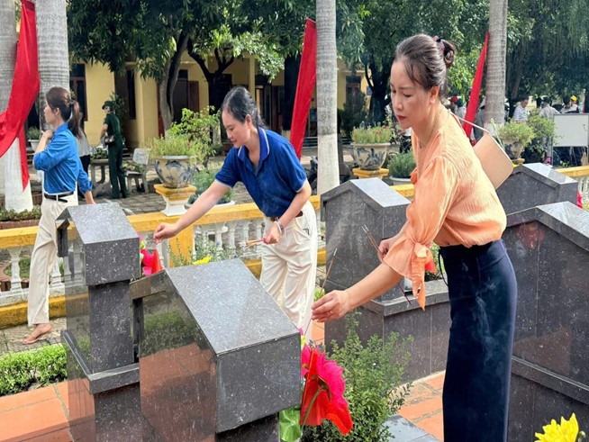 Đảng ủy, HĐND, UBND, UBMTTQ xã Sơn Đồng tổ chức lễ dâng hoa, viếng đài tưởng niệm nhân kỷ niệm 78 năm ngày Thương binh Liệt sỹ- Ảnh 28.