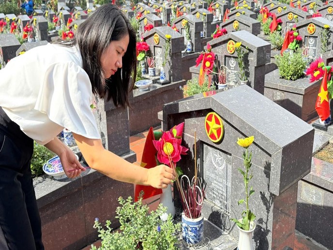 Đảng ủy, HĐND, UBND, UBMTTQ xã Sơn Đồng tổ chức lễ dâng hoa, viếng đài tưởng niệm nhân kỷ niệm 78 năm ngày Thương binh Liệt sỹ- Ảnh 29.