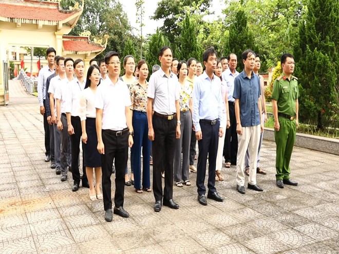 Đảng ủy, HĐND, UBND, UBMTTQ xã Sơn Đồng tổ chức lễ dâng hoa, viếng đài tưởng niệm nhân kỷ niệm 78 năm ngày Thương binh Liệt sỹ- Ảnh 10.