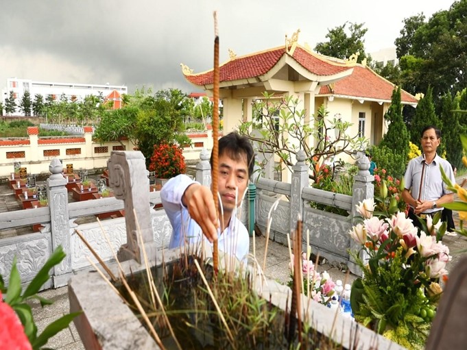 Đảng ủy, HĐND, UBND, UBMTTQ xã Sơn Đồng tổ chức lễ dâng hoa, viếng đài tưởng niệm nhân kỷ niệm 78 năm ngày Thương binh Liệt sỹ- Ảnh 13.