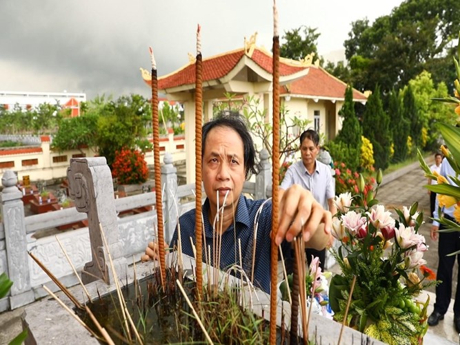 Đảng ủy, HĐND, UBND, UBMTTQ xã Sơn Đồng tổ chức lễ dâng hoa, viếng đài tưởng niệm nhân kỷ niệm 78 năm ngày Thương binh Liệt sỹ- Ảnh 14.