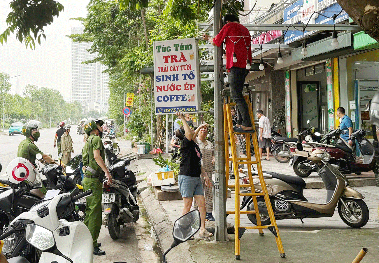 Phường Dương Nội ra quân kiểm tra, xử lý vi phạm về trật tự an toàn giao thông, trật tự đô thị, trật tự công cộng và vệ sinh môi trường - Ảnh 8.