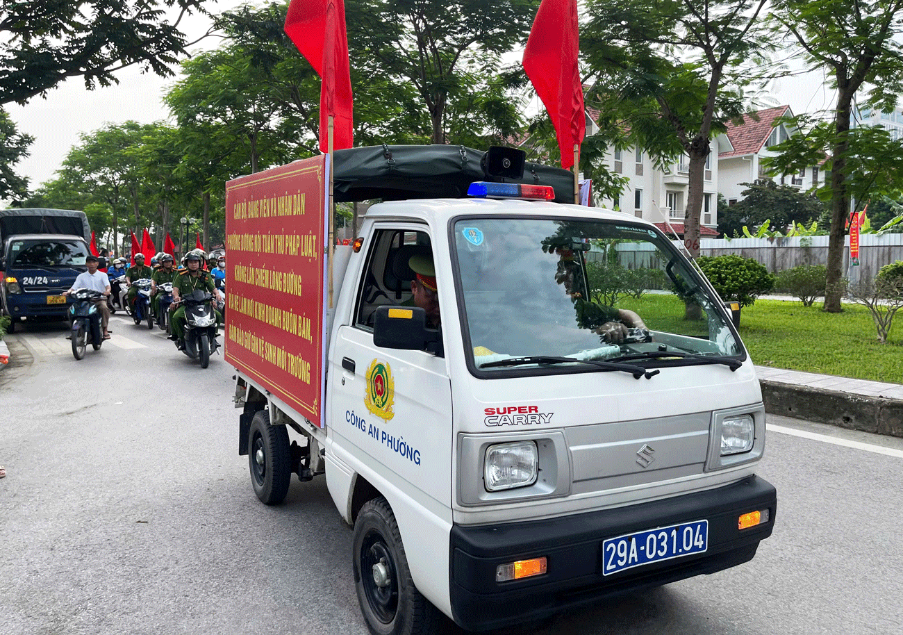 Phường Dương Nội ra quân kiểm tra, xử lý vi phạm về trật tự an toàn giao thông, trật tự đô thị, trật tự công cộng và vệ sinh môi trường - Ảnh 4.