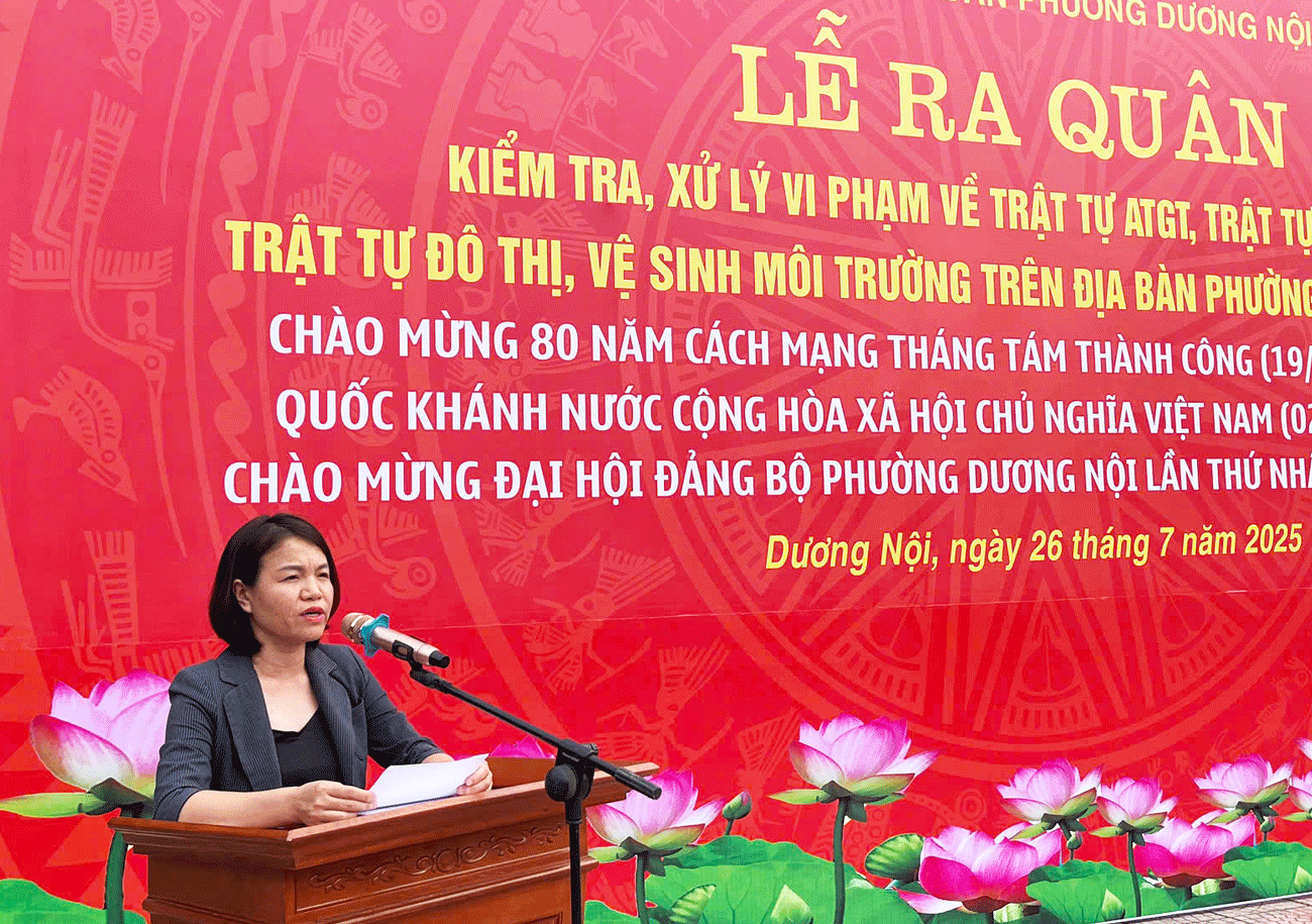 Phường Dương Nội ra quân kiểm tra, xử lý vi phạm về trật tự an toàn giao thông, trật tự đô thị, trật tự công cộng và vệ sinh môi trường - Ảnh 2.