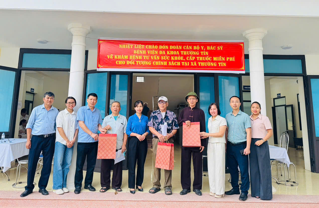 Khám bệnh, chăm sóc sức khỏe, cấp phát thuốc miễn phí cho 107 đối tượng chính sách tại xã Thường Tín
