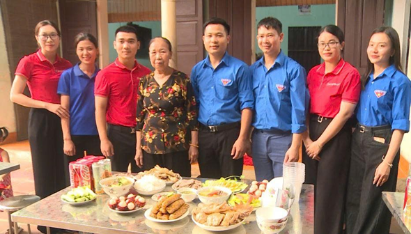 Bữa cơm sum vầy của tuổi trẻ Hát Môn tri ân thế hệ đi trước- Ảnh 2.