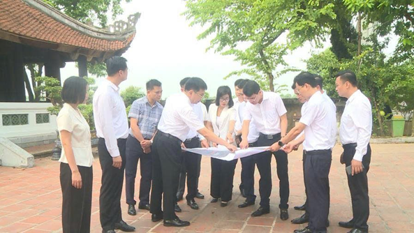 Các đồng chí lãnh đạo xã Hát Môn khảo sát thực tế một số mô hình, dự án phát triển kinh tế xã hội trên địa bàn- Ảnh 1.