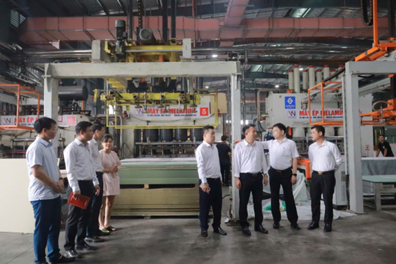 Các đồng chí lãnh đạo xã Hát Môn khảo sát thực tế một số mô hình, dự án phát triển kinh tế xã hội trên địa bàn- Ảnh 2.