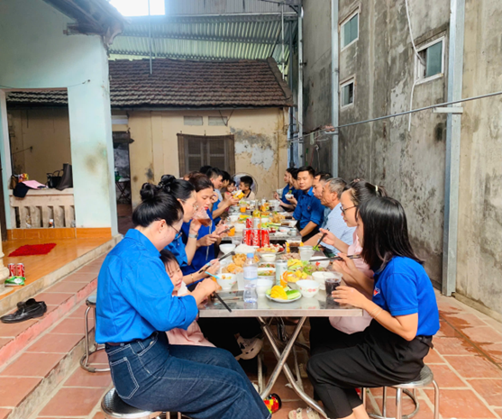 Bữa cơm sum vầy của tuổi trẻ Hát Môn tri ân thế hệ đi trước- Ảnh 5.