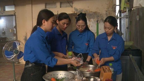 Bữa cơm sum vầy của tuổi trẻ Hát Môn tri ân thế hệ đi trước- Ảnh 6.
