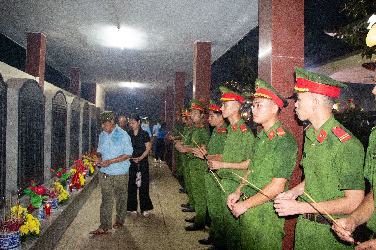 Chương Mỹ thắp nến tri ân các anh hùng Liệt sỹ nhân dịp kỷ niệm 78 năm Ngày Thương binh -  Liệt sĩ  (27/7/1947 – 277/2025)- Ảnh 7.