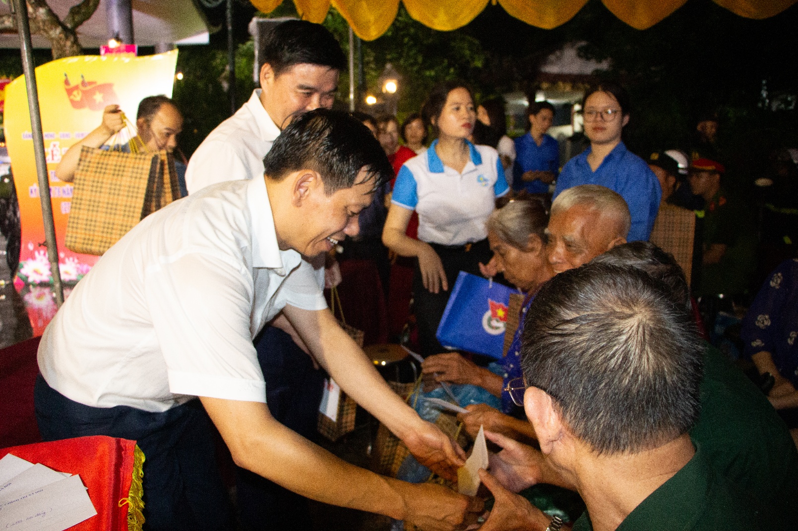Chương Mỹ thắp nến tri ân các anh hùng Liệt sỹ nhân dịp kỷ niệm 78 năm Ngày Thương binh -  Liệt sĩ  (27/7/1947 – 277/2025)- Ảnh 11.