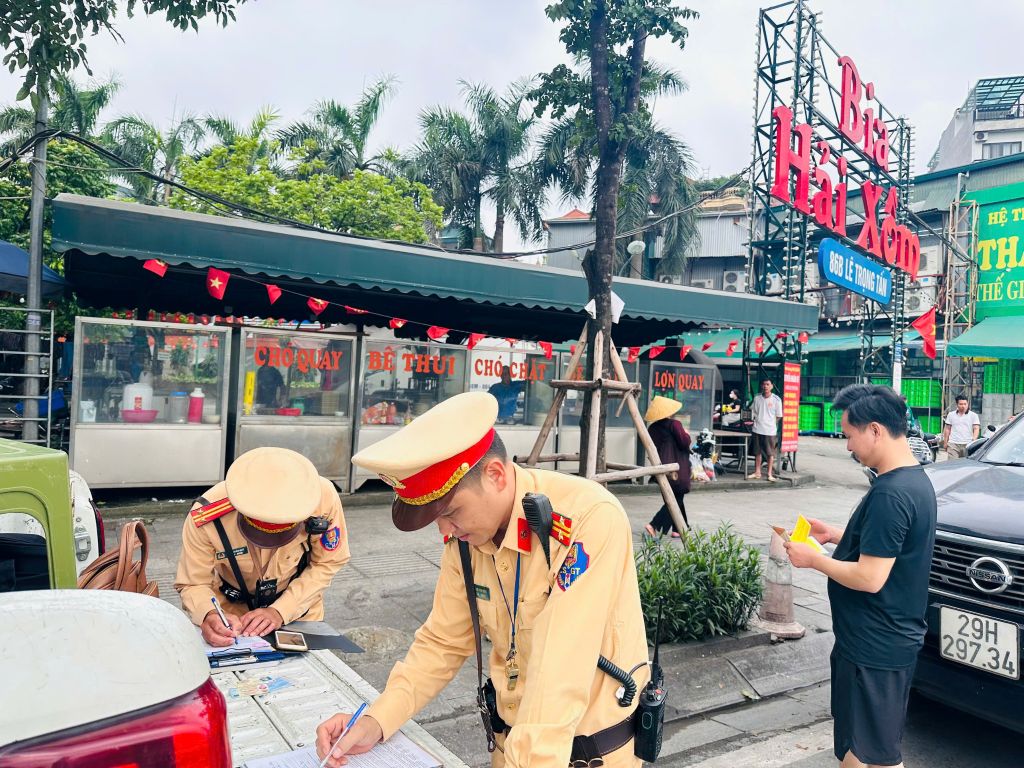 PHƯỜNG PHƯƠNG LIỆT RA QUÂN CAO ĐIỂM AN NINH TRẬT TỰ, VỆ SINH MÔI TRƯỜNG CHÀO MỪNG CÁC NGÀY LỄ LỚN- Ảnh 5.