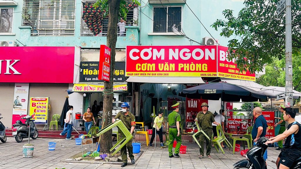 PHƯỜNG PHƯƠNG LIỆT RA QUÂN CAO ĐIỂM AN NINH TRẬT TỰ, VỆ SINH MÔI TRƯỜNG CHÀO MỪNG CÁC NGÀY LỄ LỚN- Ảnh 7.