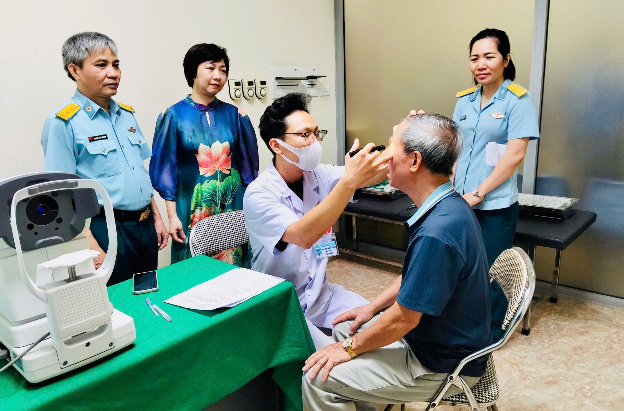 PHƯỜNG PHƯƠNG LIỆT TỔ CHỨC KHÁM, CẤP PHÁT THUỐC MIỄN PHÍ CHO NGƯỜI CÓ CÔNG VỚI CÁCH MẠNG NHÂN DỊP KỶ NIỆM 78 NĂM NGÀY THƯƠNG BINH LIỆT SĨ (27/7/1947-27/7/2025)- Ảnh 2.